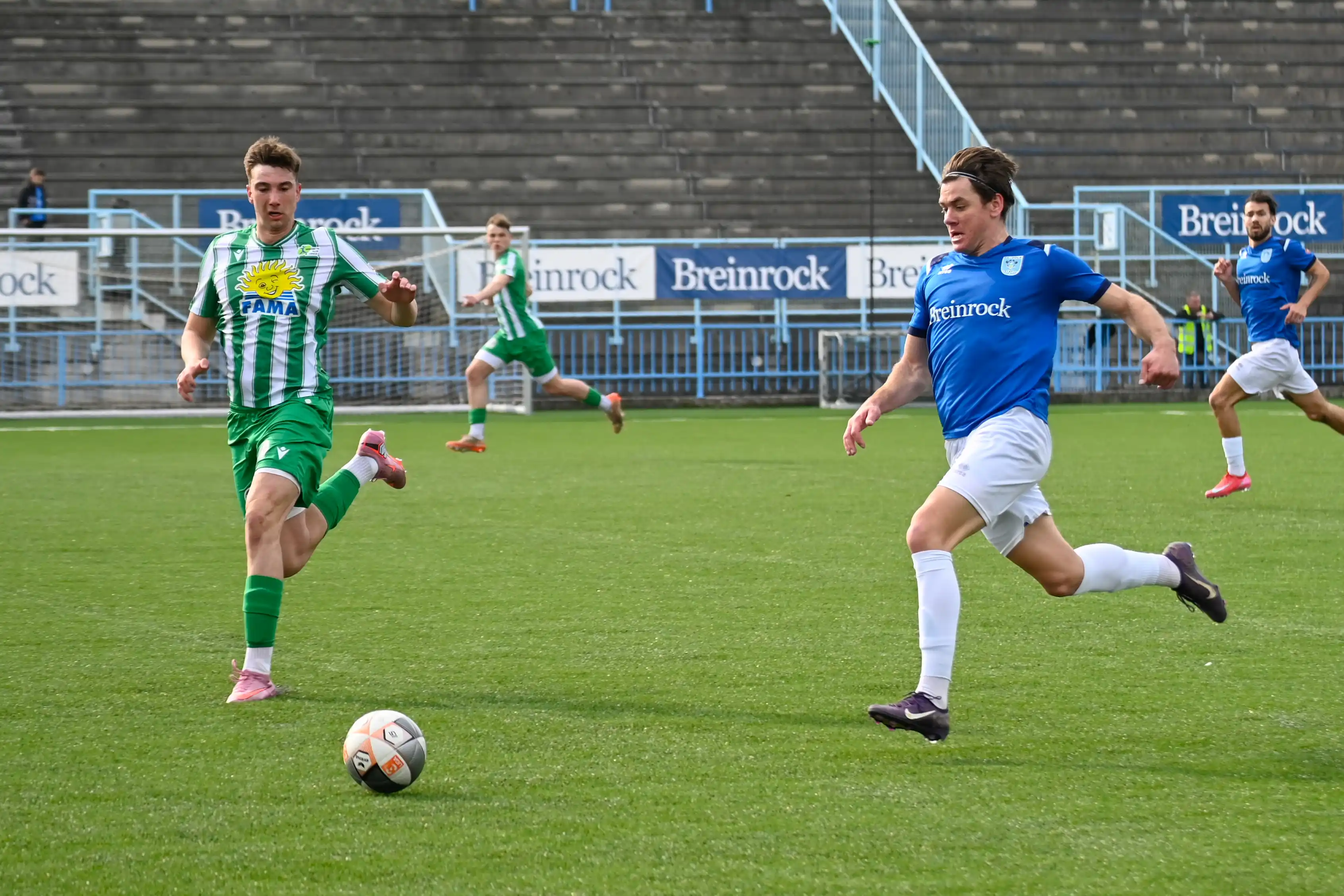 Napadalec NK Izola se prebija mimo branilca med domačo tekmo